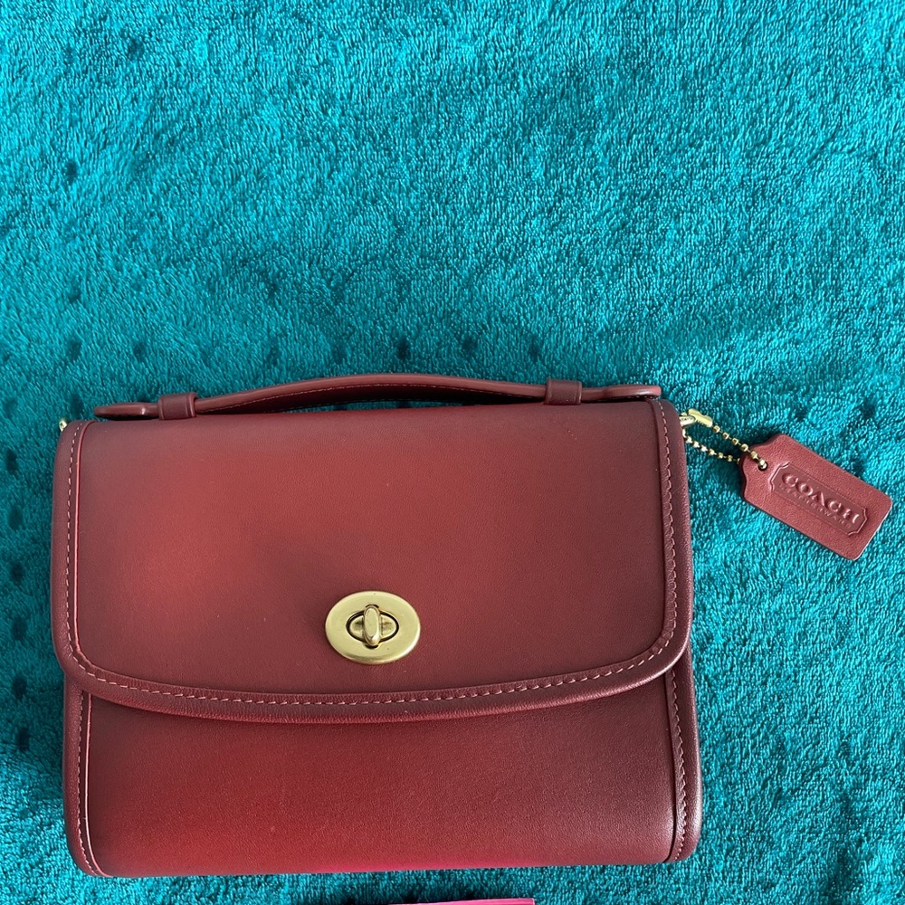 Kip Turnlock Cross Body